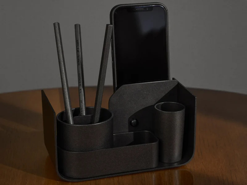 Matný černý kovový organizér s kelímky, miskou a stojánkem na telefon